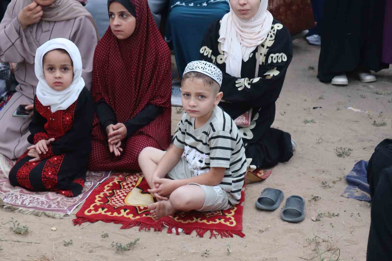 Gazze’de Filistinliler İsrail ablukası altında bayram namazını kıldı 4 gazzede filistinliler israil ablukasi altinda bayram namazini kildi 0 B8j1jtTC