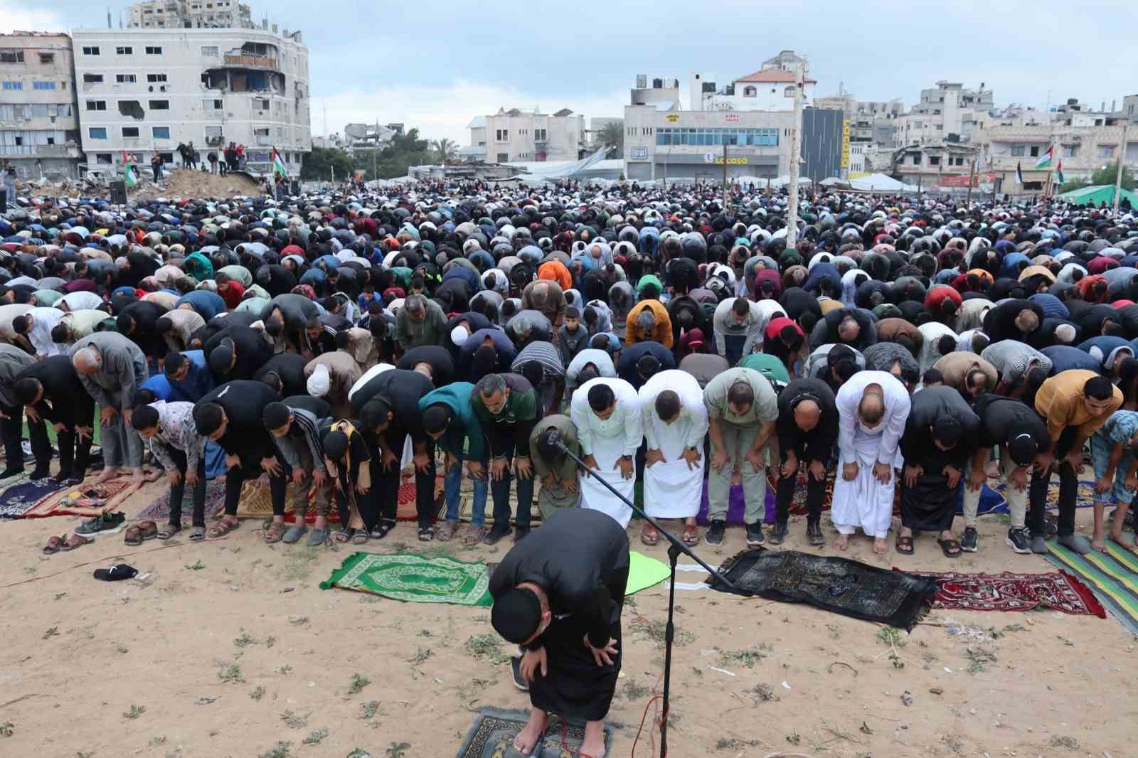 Gazze’de Filistinliler İsrail ablukası altında bayram namazını kıldı 7 gazzede filistinliler israil ablukasi altinda bayram namazini kildi 3 r4cvRp4f