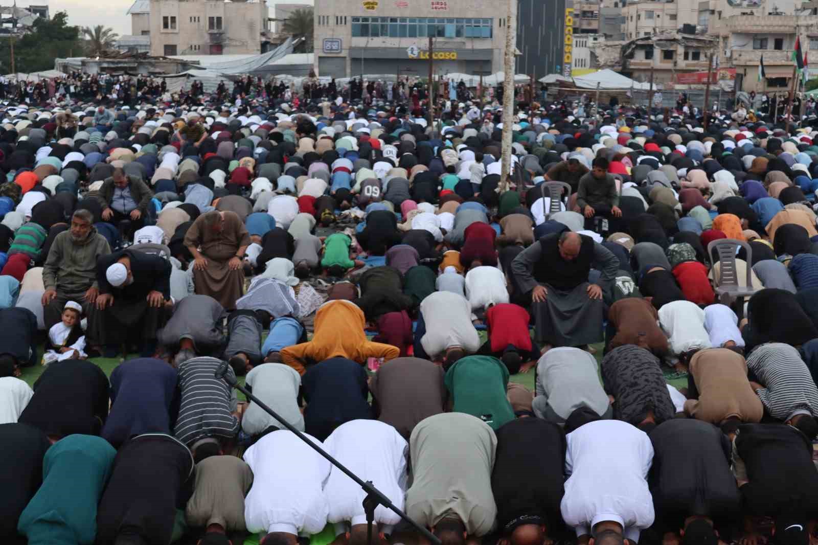 Gazze’de Filistinliler İsrail ablukası altında bayram namazını kıldı 9 gazzede filistinliler israil ablukasi altinda bayram namazini kildi 5 JEb46OKr