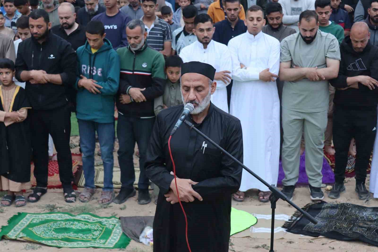Gazze’de Filistinliler İsrail ablukası altında bayram namazını kıldı 10 gazzede filistinliler israil ablukasi altinda bayram namazini kildi 6 KzWeLwQO