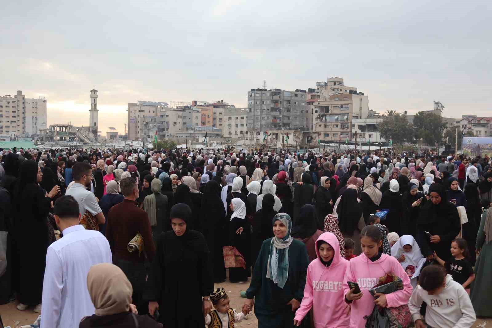 Gazze’de Filistinliler İsrail ablukası altında bayram namazını kıldı 11 gazzede filistinliler israil ablukasi altinda bayram namazini kildi 7 1Ua46wJd