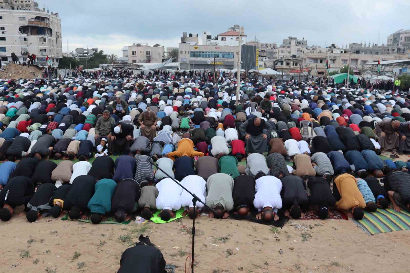 Gazze’de Filistinliler İsrail ablukası altında bayram namazını kıldı 12 gazzede filistinliler israil ablukasi altinda bayram namazini kildi 8 M5WtD4zt