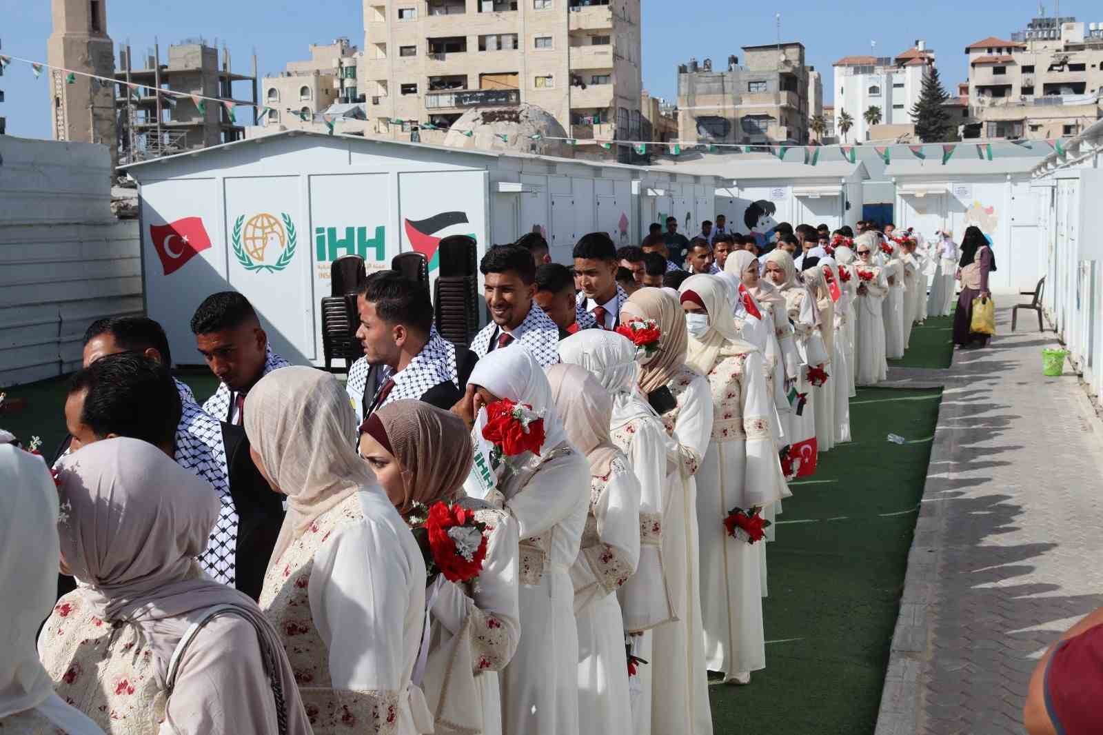 Gazze’de İsrail saldırılarında yakınlarını kaybeden 50 çift için toplu düğün töreni düzenlendi 5 gazzede israil saldirilarinda yakinlarini kaybeden 50 cift icin toplu dugun toreni duzenlendi 1 czjw4bd2
