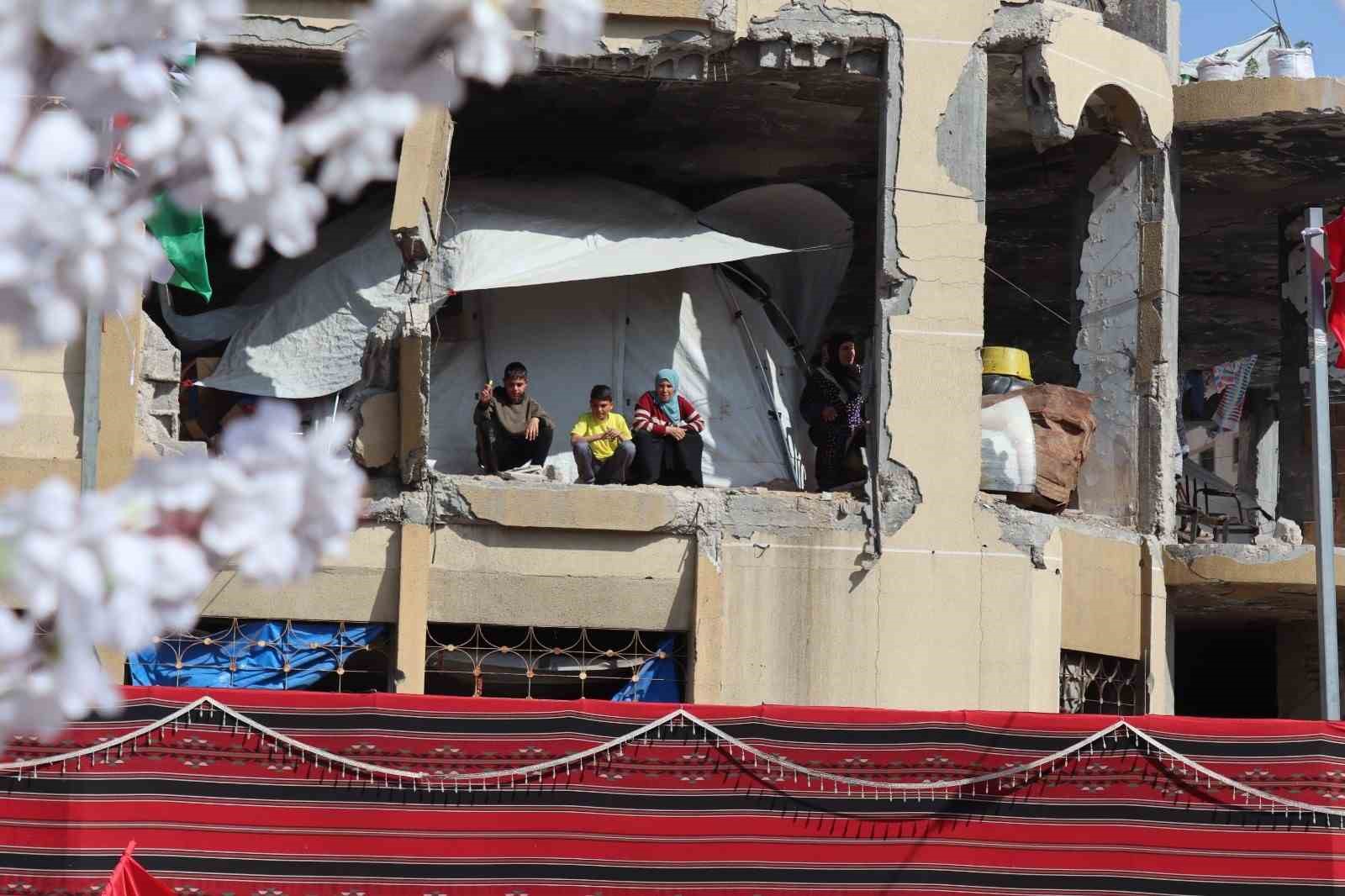 Gazze’de İsrail saldırılarında yakınlarını kaybeden 50 çift için toplu düğün töreni düzenlendi 12 gazzede israil saldirilarinda yakinlarini kaybeden 50 cift icin toplu dugun toreni duzenlendi 8 n7XZihHZ