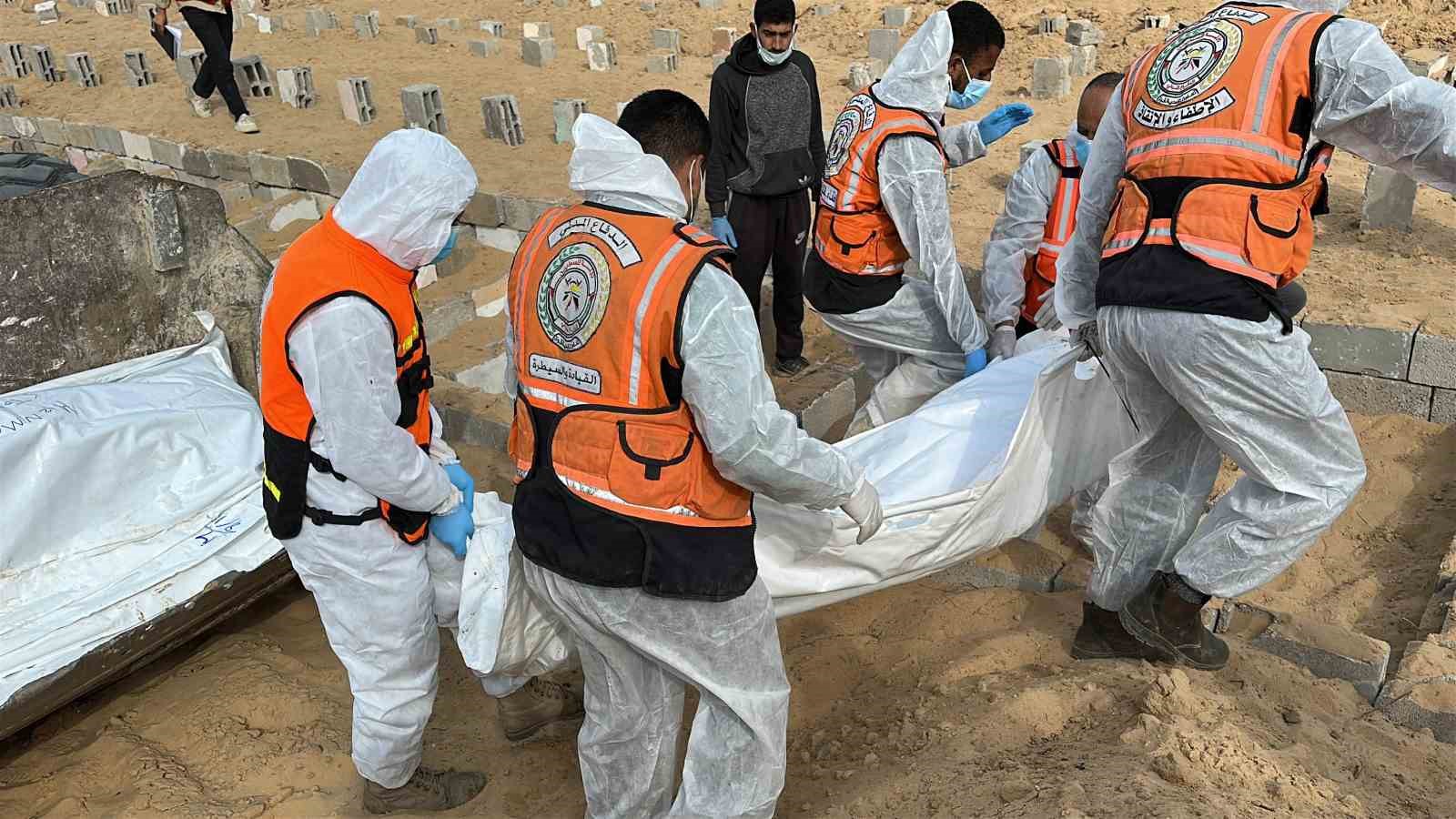 gazzede kimligi tespit edilemeyen 30 filistinli daha toplu sekilde defnedildi 1 czSj77W1