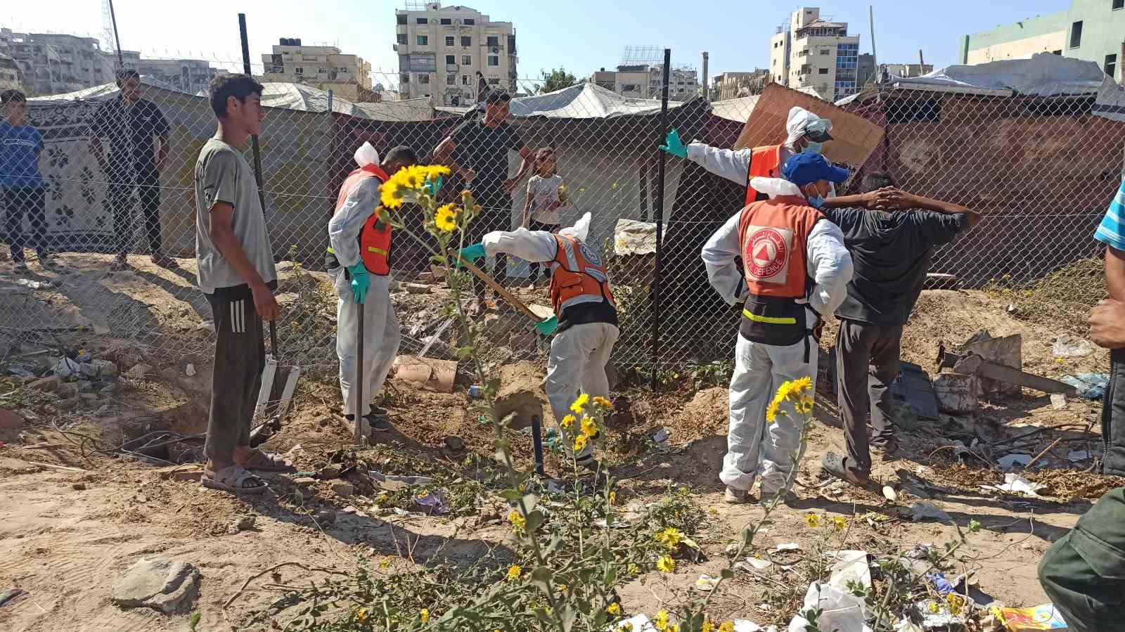 gazzede saldirilar nedeniyle toplu sekilde defnedilen cenazeler kimlik tespiti icin mezardan cikarildi 4
