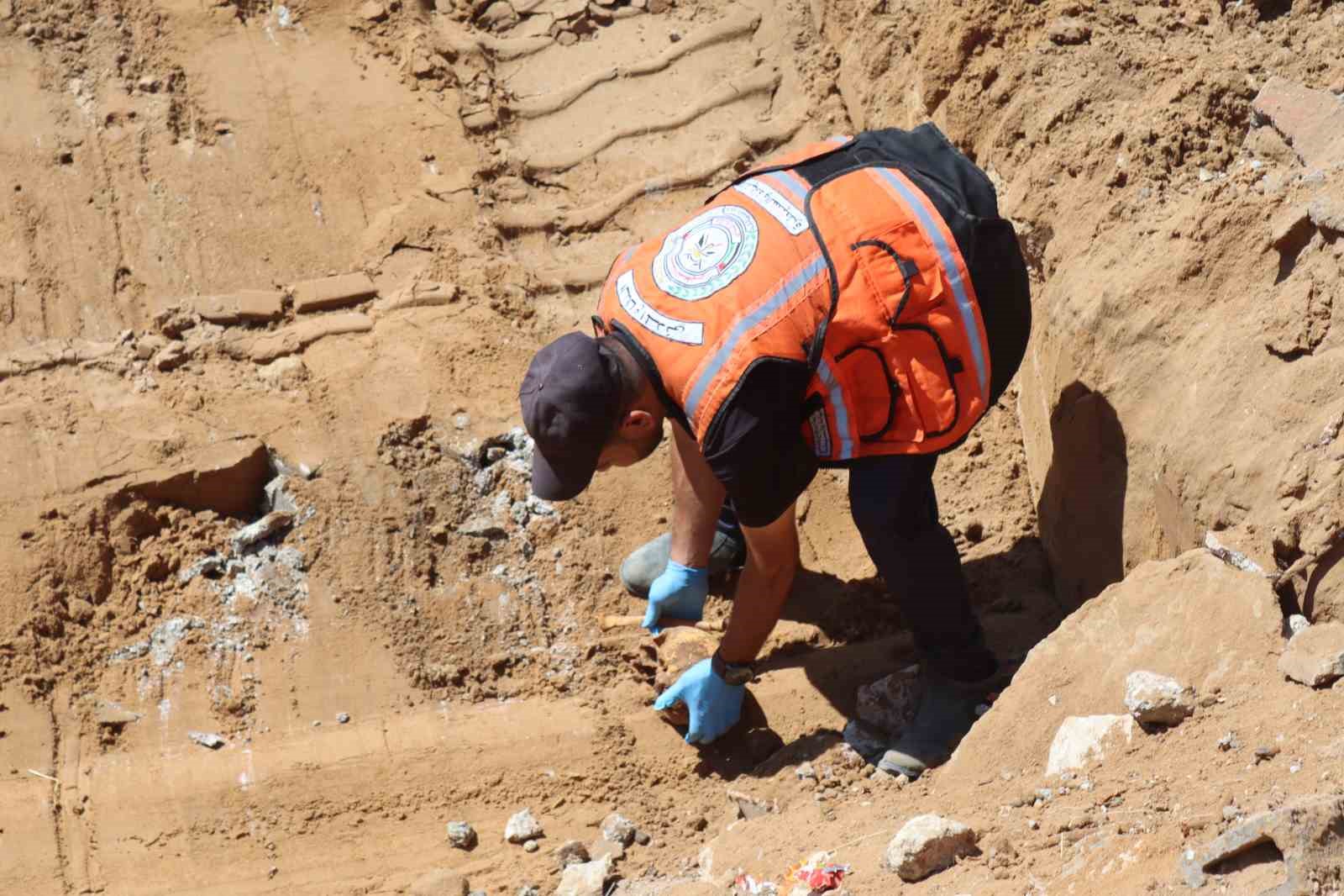 Gazze’deki mezarlıkta onlarca insan kalıntısı çıkarıldı 4 gazzedeki mezarlikta onlarca insan kalintisi cikarildi 0 C33hdVVh
