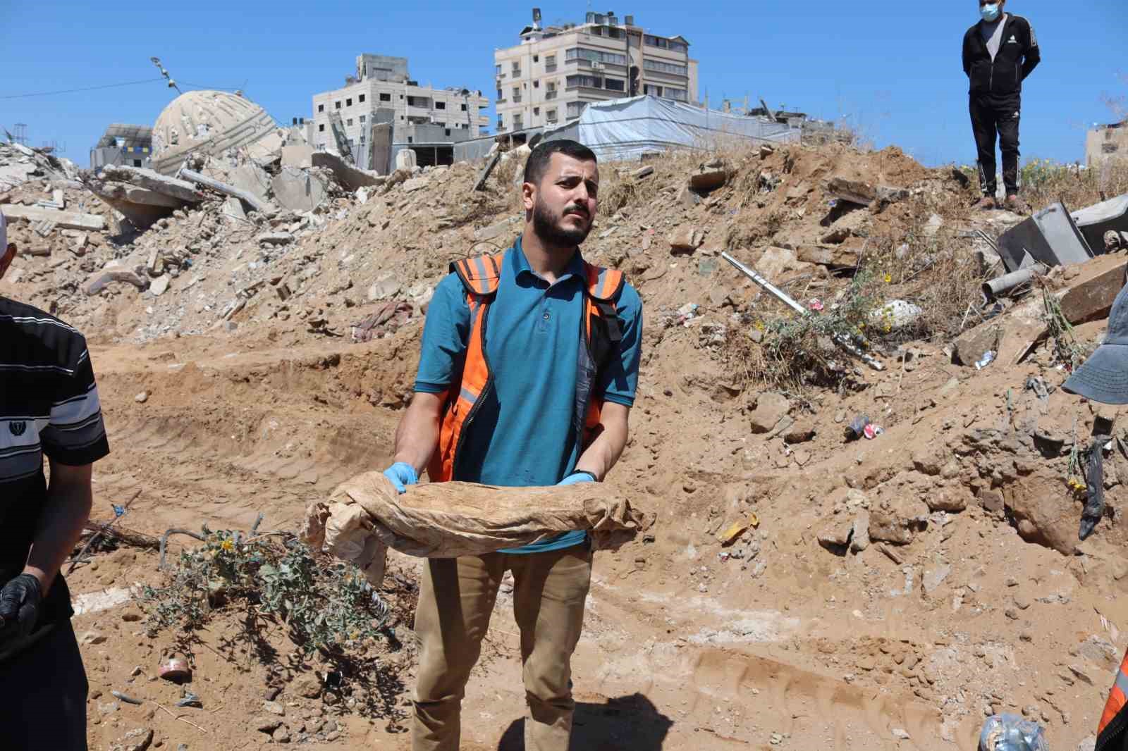 Gazze’deki mezarlıkta onlarca insan kalıntısı çıkarıldı 8 gazzedeki mezarlikta onlarca insan kalintisi cikarildi 4