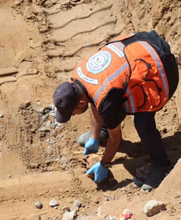 gazzedeki-mezarlikta-onlarca-insan-kalintisi-cikarildi-y37j6cTj.jpg