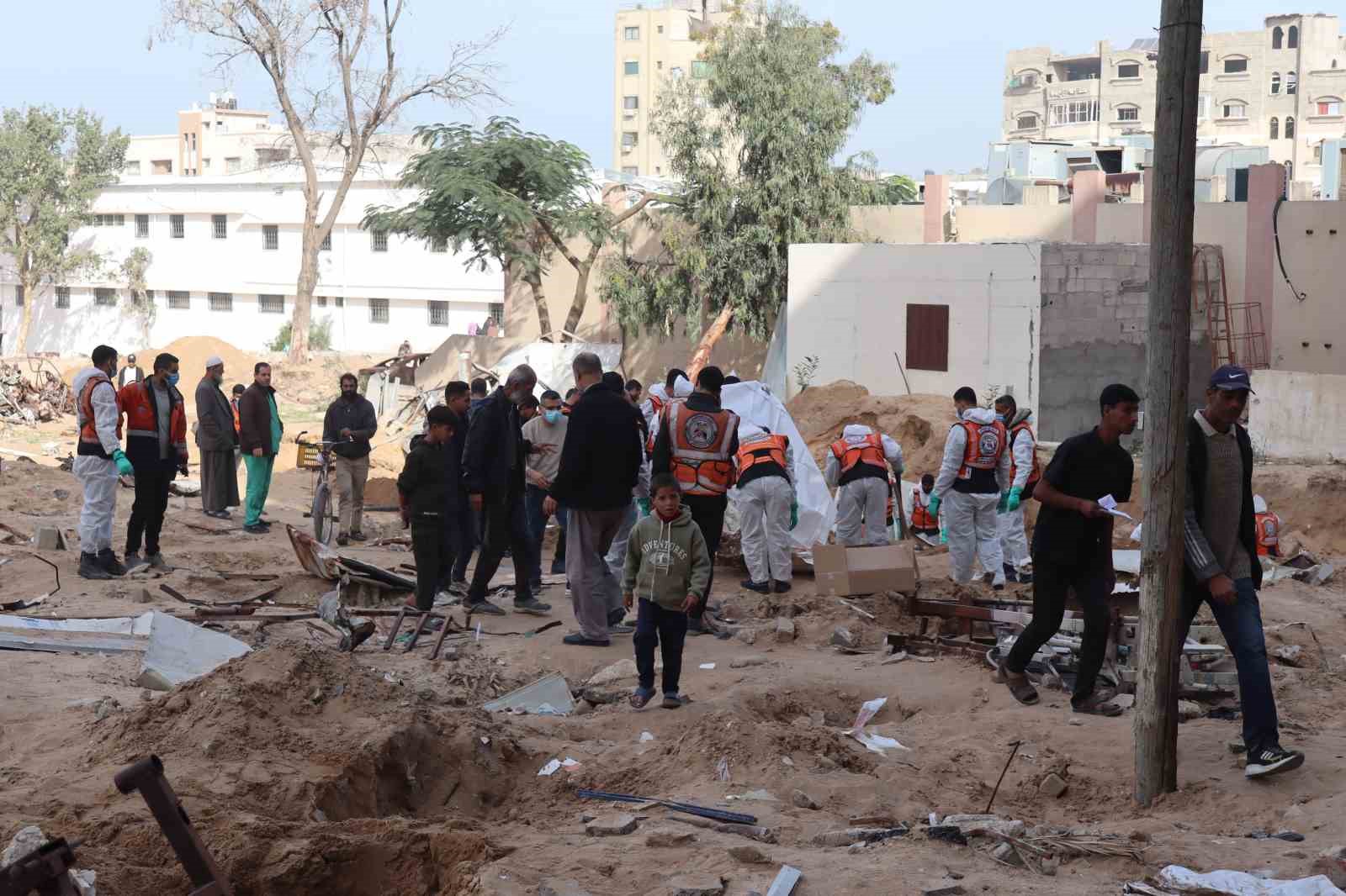 gazzedeki sifa hastanesinin avlusuna gomulen 98 cenaze kimlik tespiti icin cikarildi 5 jVgvi44y
