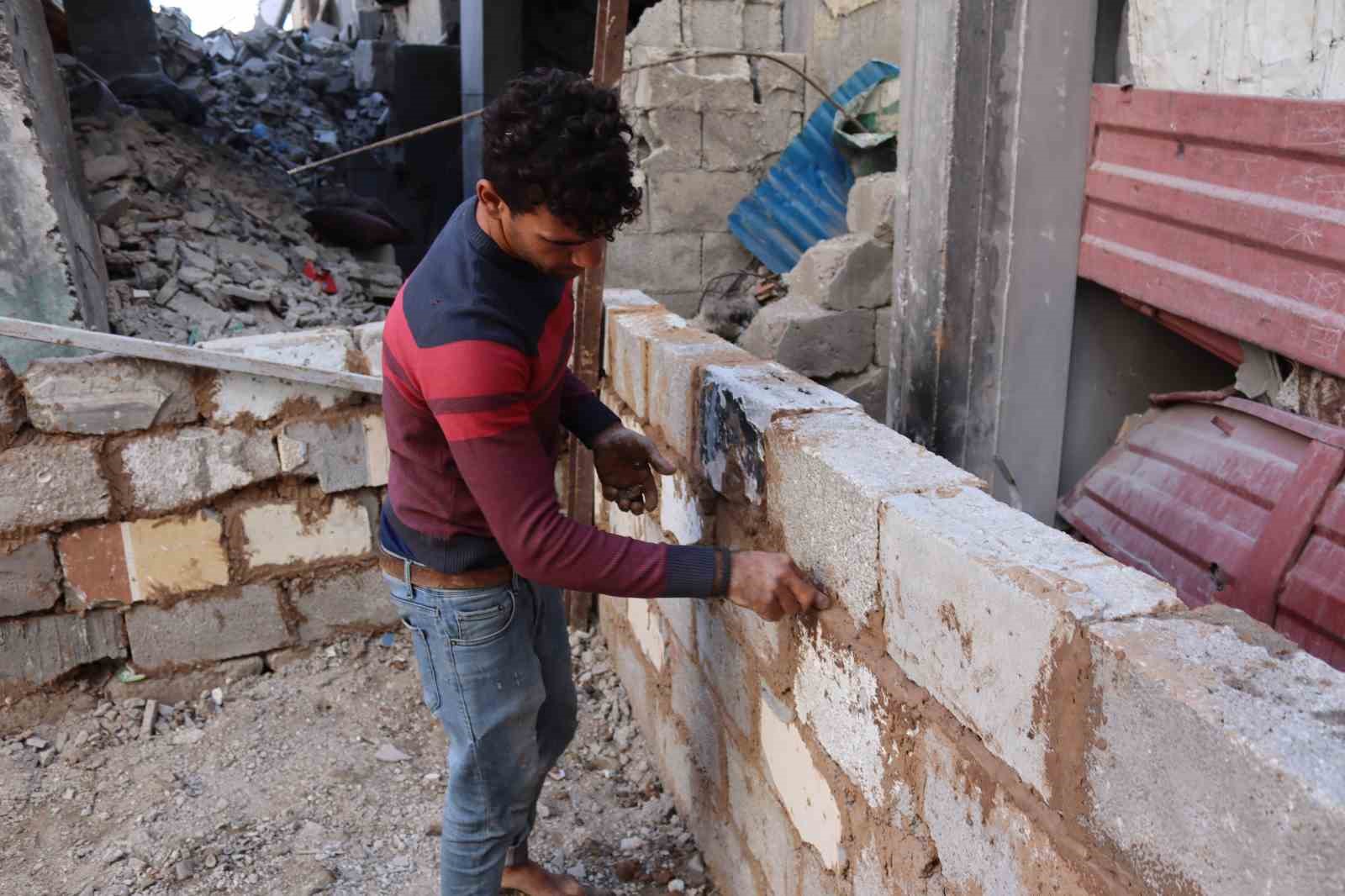 Gazzeli Hasaballah, İsrail saldırılarında yıkılan evini çamur ve taşlarla yeniden inşa ediyor 6 gazzeli hasaballah israil saldirilarinda yikilan evini camur ve taslarla yeniden insa ediyor 2 z7N7Y1yC