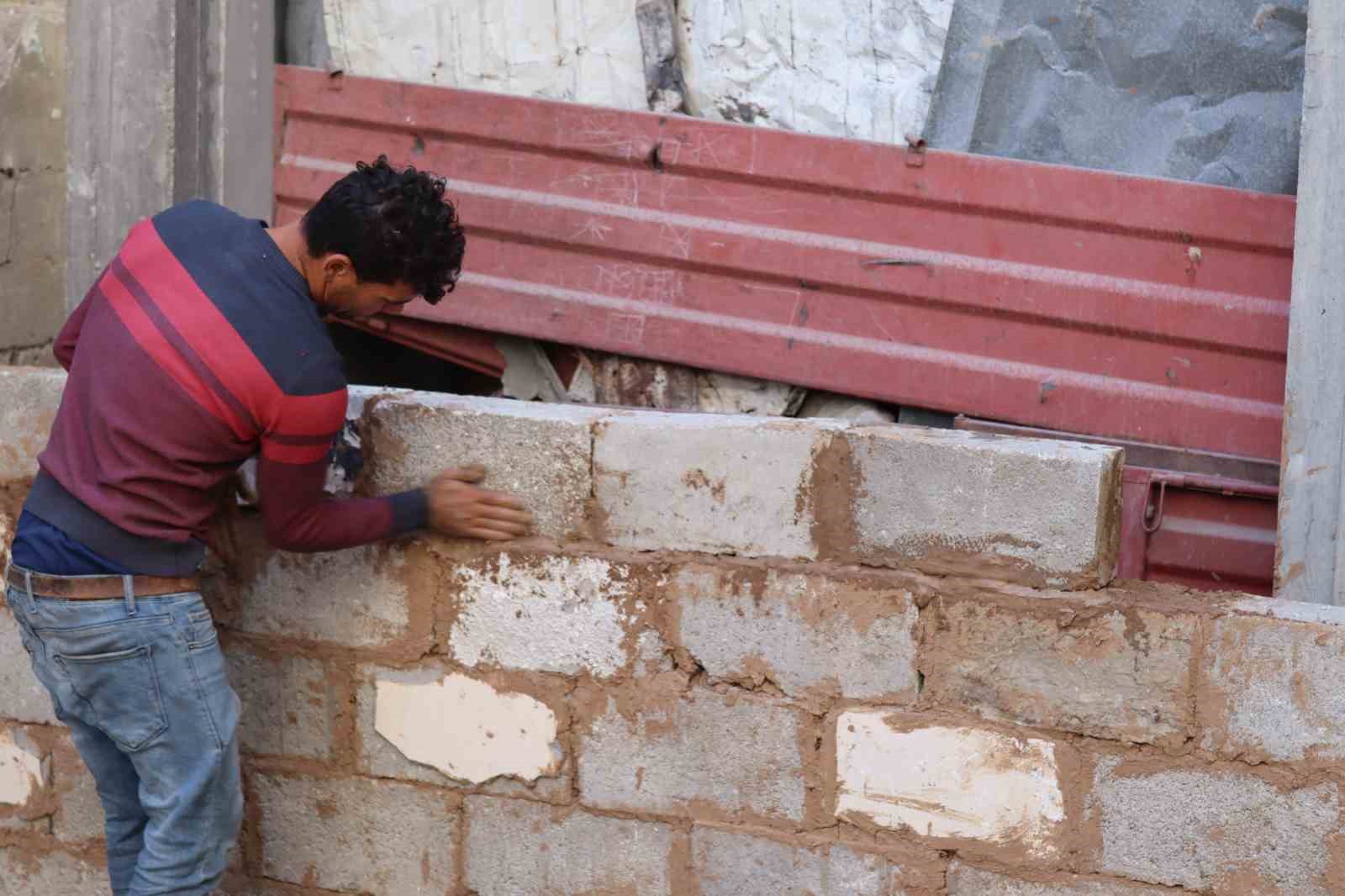 Gazzeli Hasaballah, İsrail saldırılarında yıkılan evini çamur ve taşlarla yeniden inşa ediyor 8 gazzeli hasaballah israil saldirilarinda yikilan evini camur ve taslarla yeniden insa ediyor 4 APtg63Pm