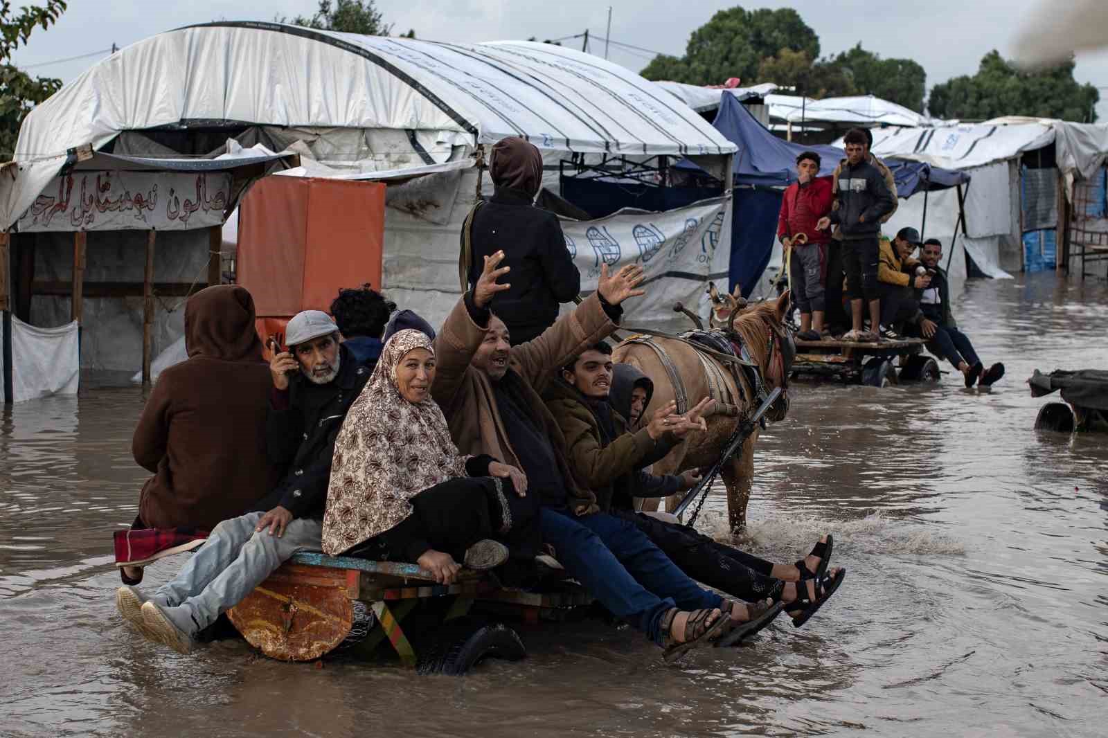 Gazze’yi vuran fırtınada 12 kişi hayatını kaybetti, 27 binden fazla çadır hasar gördü 6 gazzeyi vuran firtinada 12 kisi hayatini kaybetti 27 binden fazla cadir hasar gordu 2 ShhmWGUP
