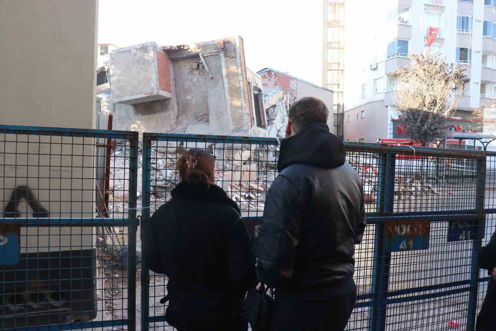 gebzede 4 kisiye mezar olan binada calismalar sabahin ilk isiklariyla basladi 2 NDv2tfIe