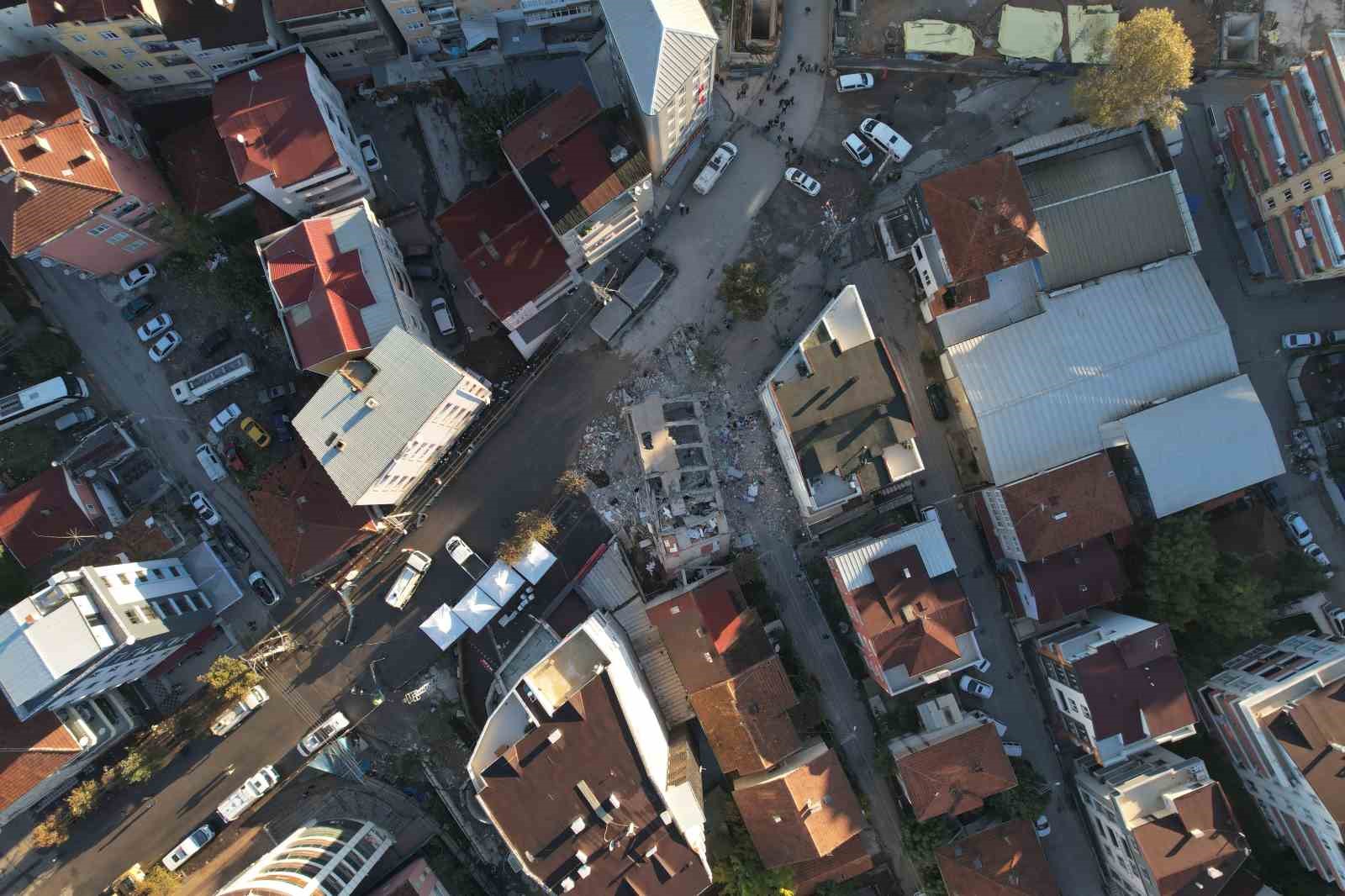 gebzede 4 kisiye mezar olan binada calismalar sabahin ilk isiklariyla basladi 5 CsYKRFfZ