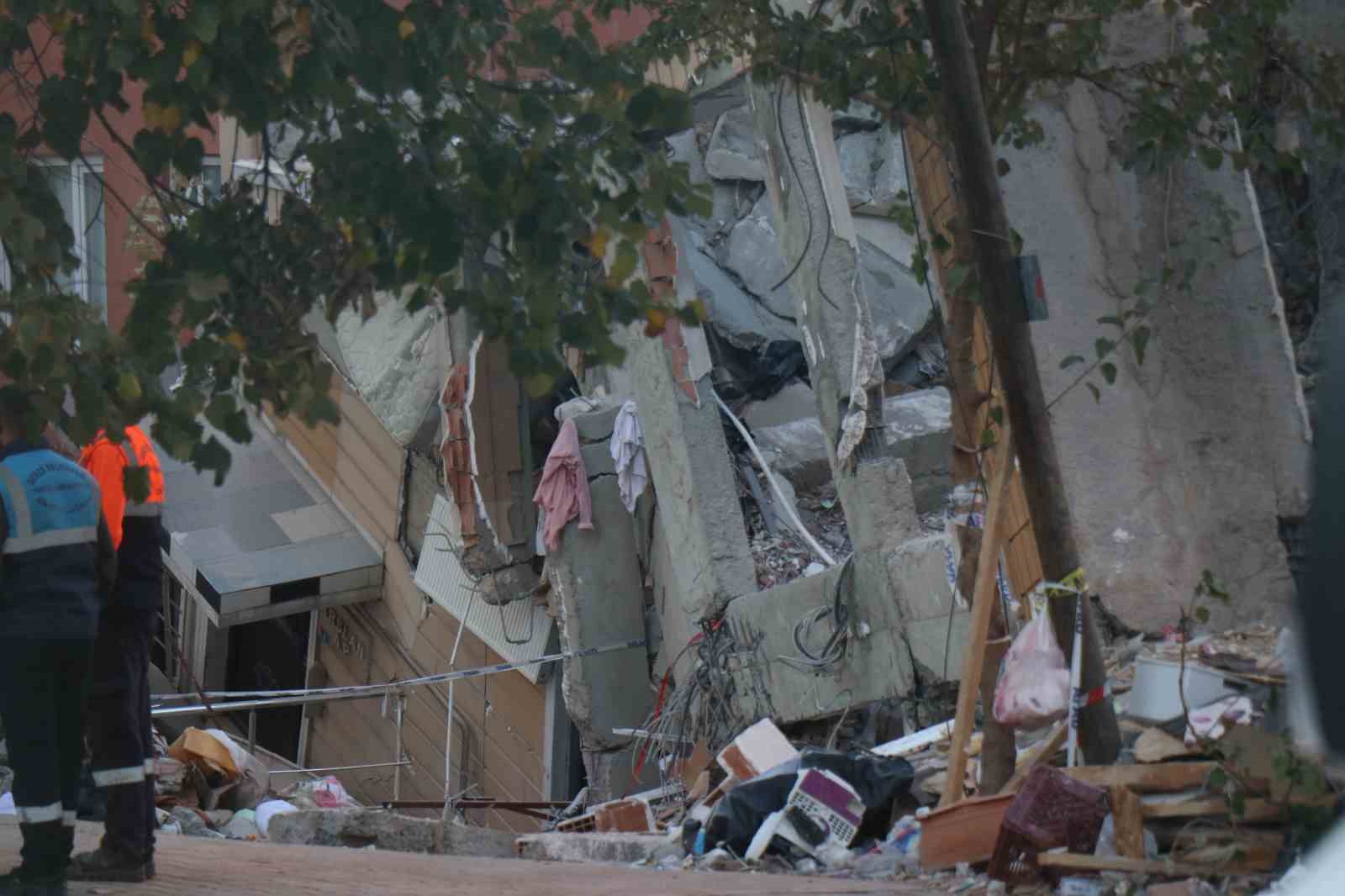 gebzede 4 kisiye mezar olan binada calismalar sabahin ilk isiklariyla basladi 6 lgDEn7kr
