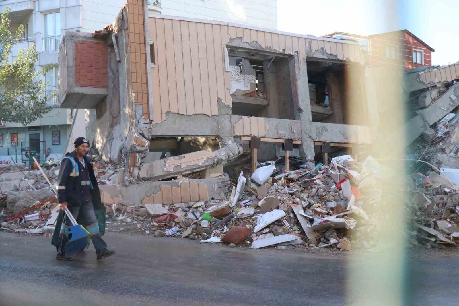 gebzede 4 kisiye mezar olan binada calismalar sabahin ilk isiklariyla basladi 8