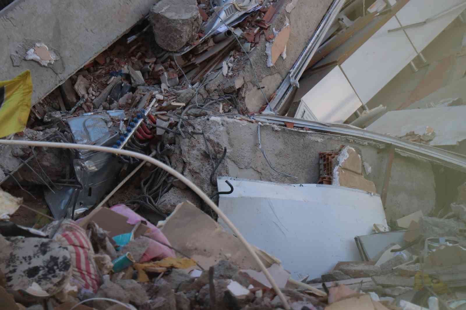 gebzede 4 kisiye mezar olan binada calismalar sabahin ilk isiklariyla basladi 9 ZMm382wn
