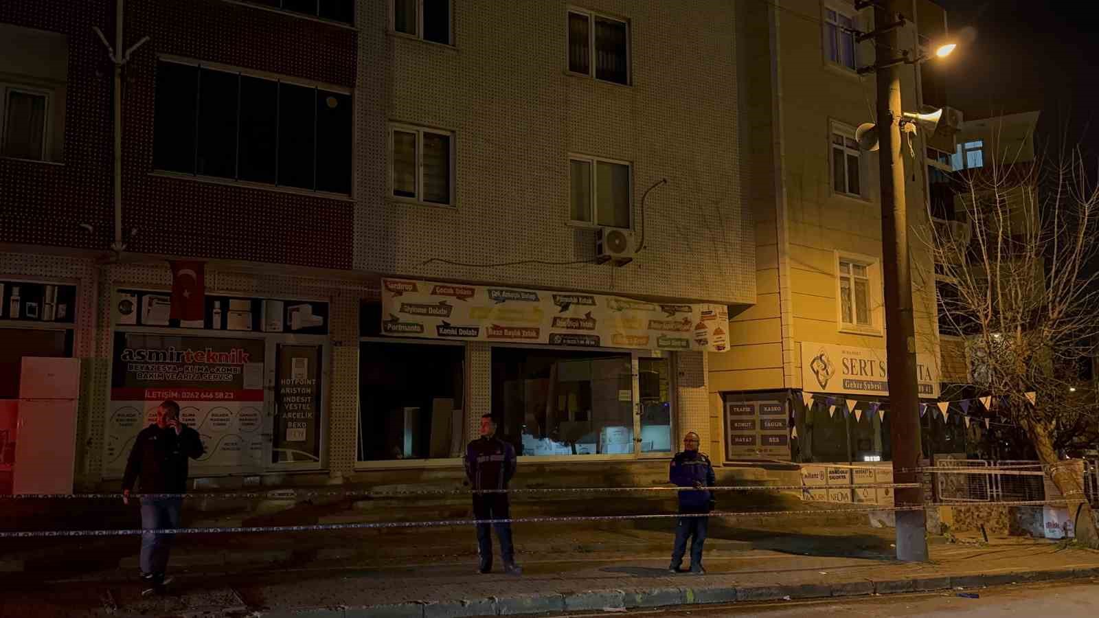 gebzede 5 katli apartmanin girisinde cokme olustu vatandaslar tahliye edildi 1