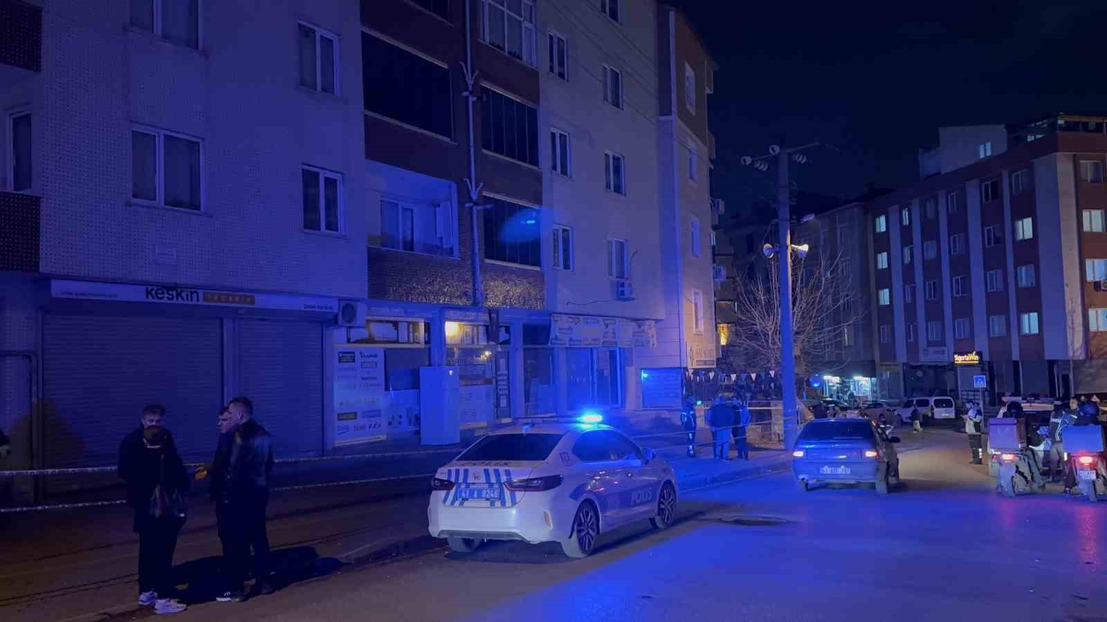 gebzede 5 katli apartmanin girisinde cokme olustu vatandaslar tahliye edildi 3