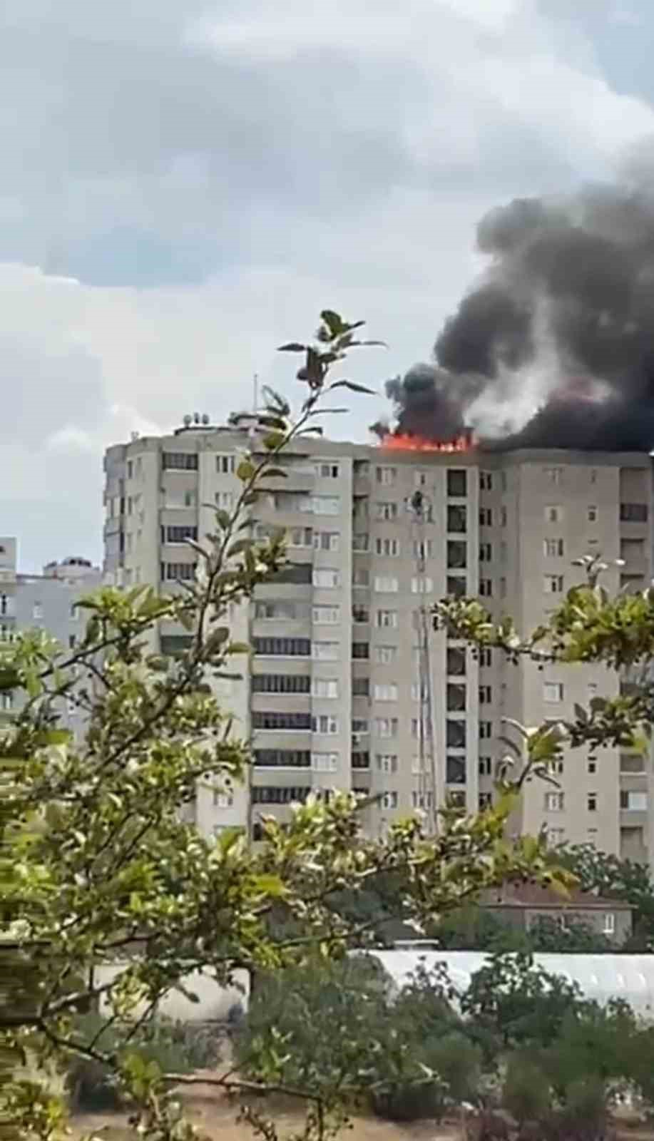 Gebze’de bina çatısı alevlere teslim oldu 4 gebzede bina catisi alevlere teslim oldu 0 462WX7gU
