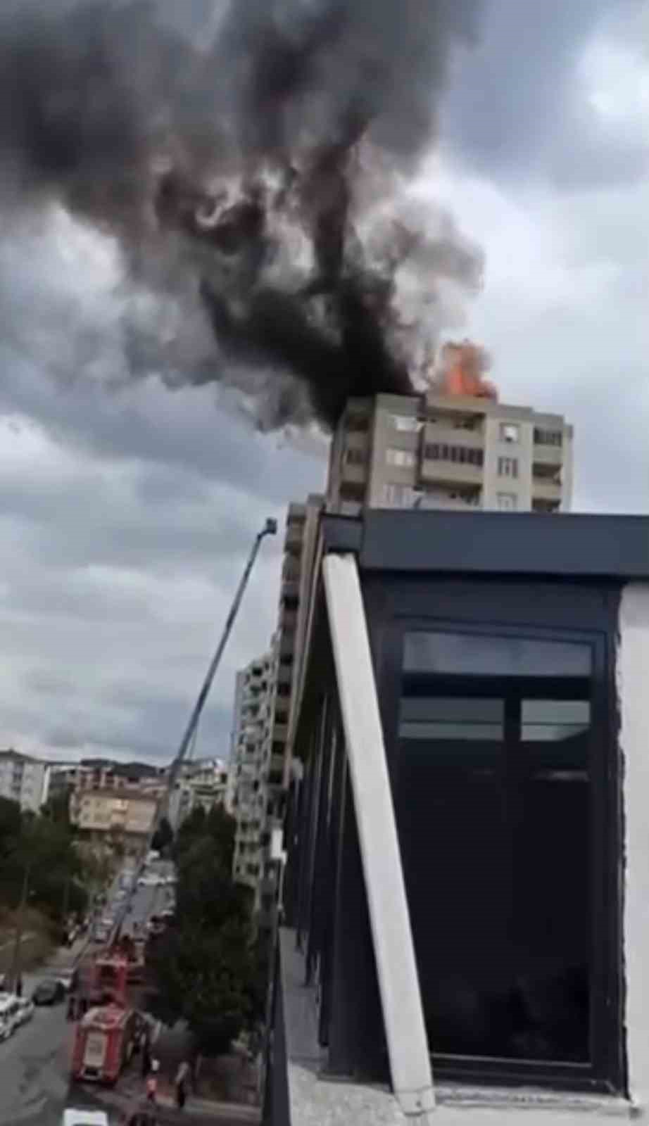 Gebze’de bina çatısı alevlere teslim oldu 5 gebzede bina catisi alevlere teslim oldu 1 CwiAiLAl