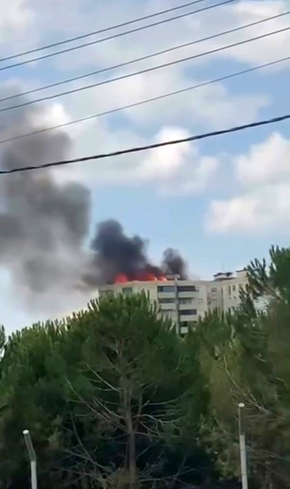 Gebze’de bina çatısı alevlere teslim oldu 6 gebzede bina catisi alevlere teslim oldu 2 L2zJ3ajw