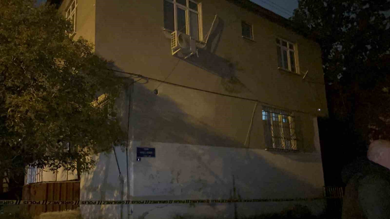 Gebze’de çatlak ve kayma tespit edilen 2 katlı bina tahliye edildi 5 gebzede catlak ve kayma tespit edilen 2 katli bina tahliye edildi 1 DIF7EZFE