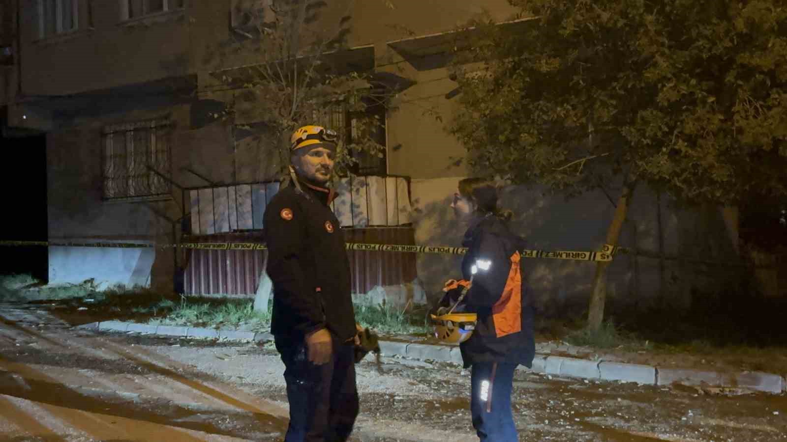 Gebze’de çatlak ve kayma tespit edilen 2 katlı bina tahliye edildi 7 gebzede catlak ve kayma tespit edilen 2 katli bina tahliye edildi 3
