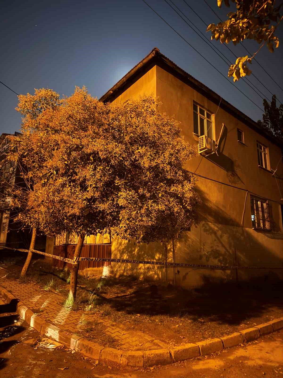 Gebze’de çatlak ve kayma tespit edilen 2 katlı bina tahliye edildi 8 gebzede catlak ve kayma tespit edilen 2 katli bina tahliye edildi 4 Y9pSzOU8