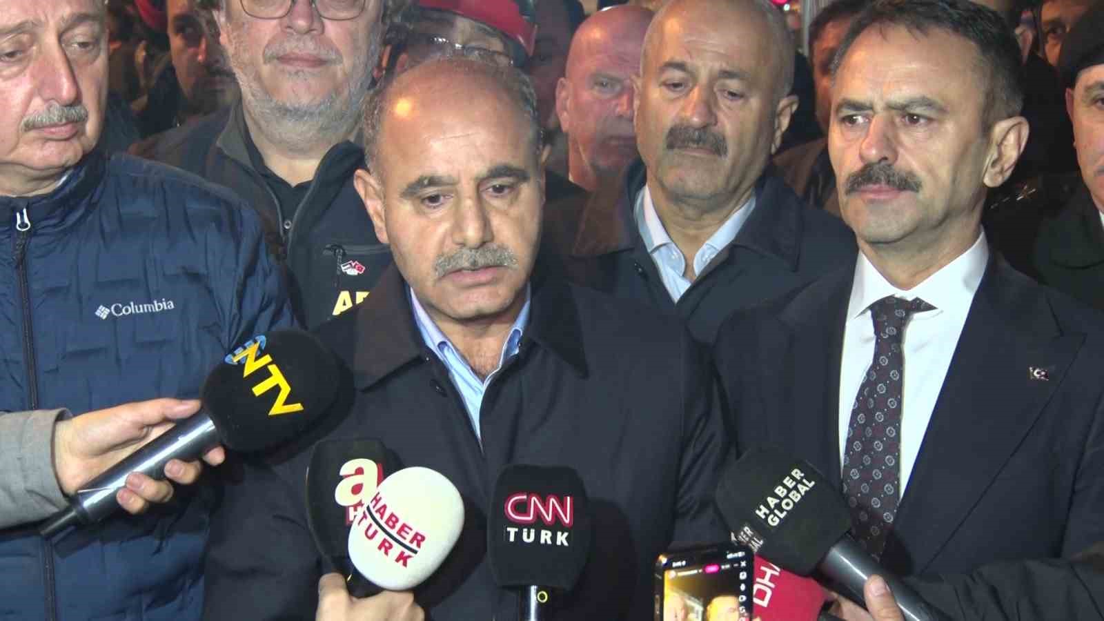 gebzede coken binada annenin de cansiz bedenine ulasildi 5 kisilik aileden 1i sag kurtarildi OR8PzO7J