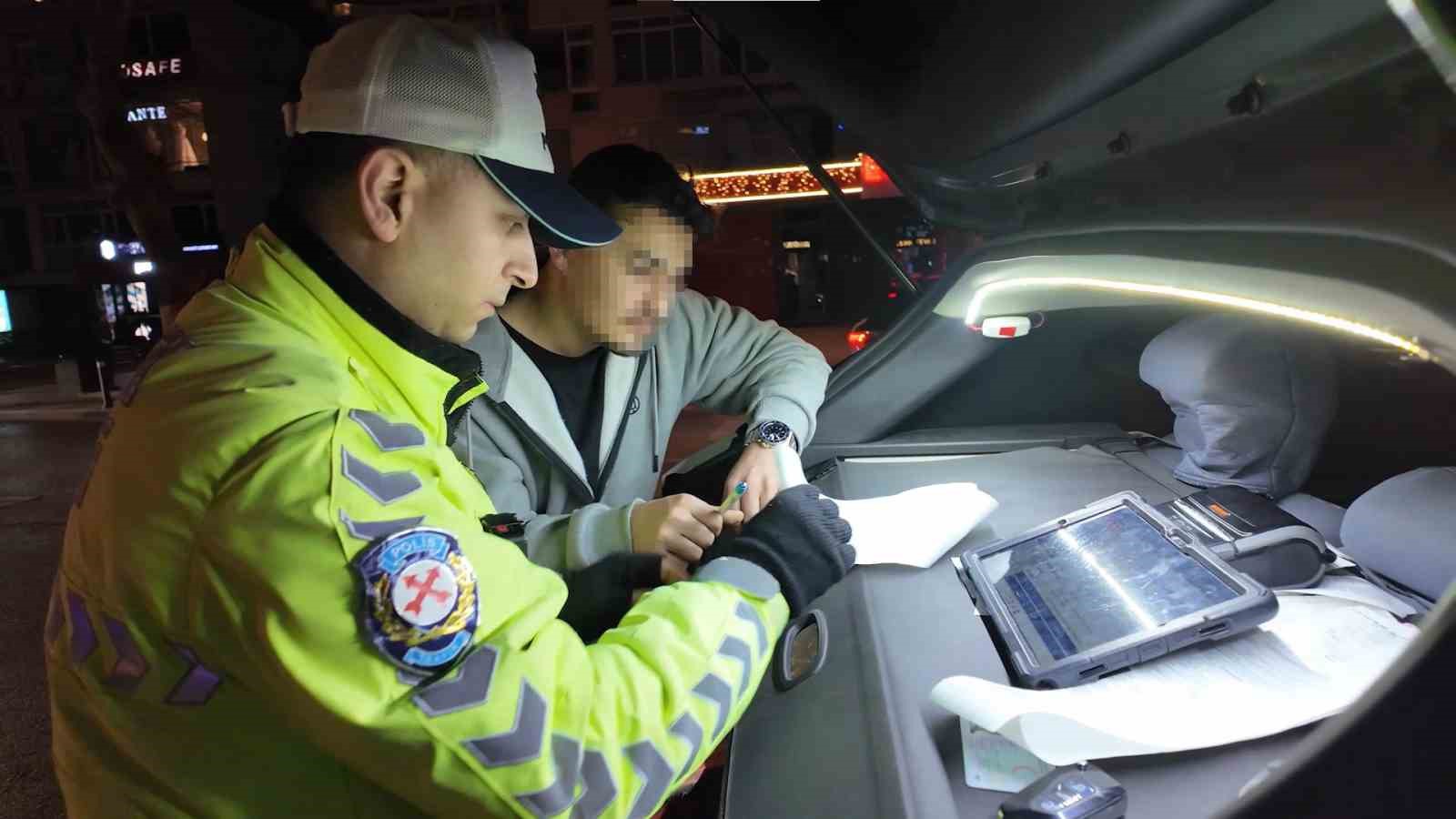 Gebze’den Kadıköy’e gezmeye geldi, ceza ile döndü: Abartı egzozdan men edildi 4 gebzeden kadikoye gezmeye geldi ceza ile dondu abarti egzozdan men edildi 0