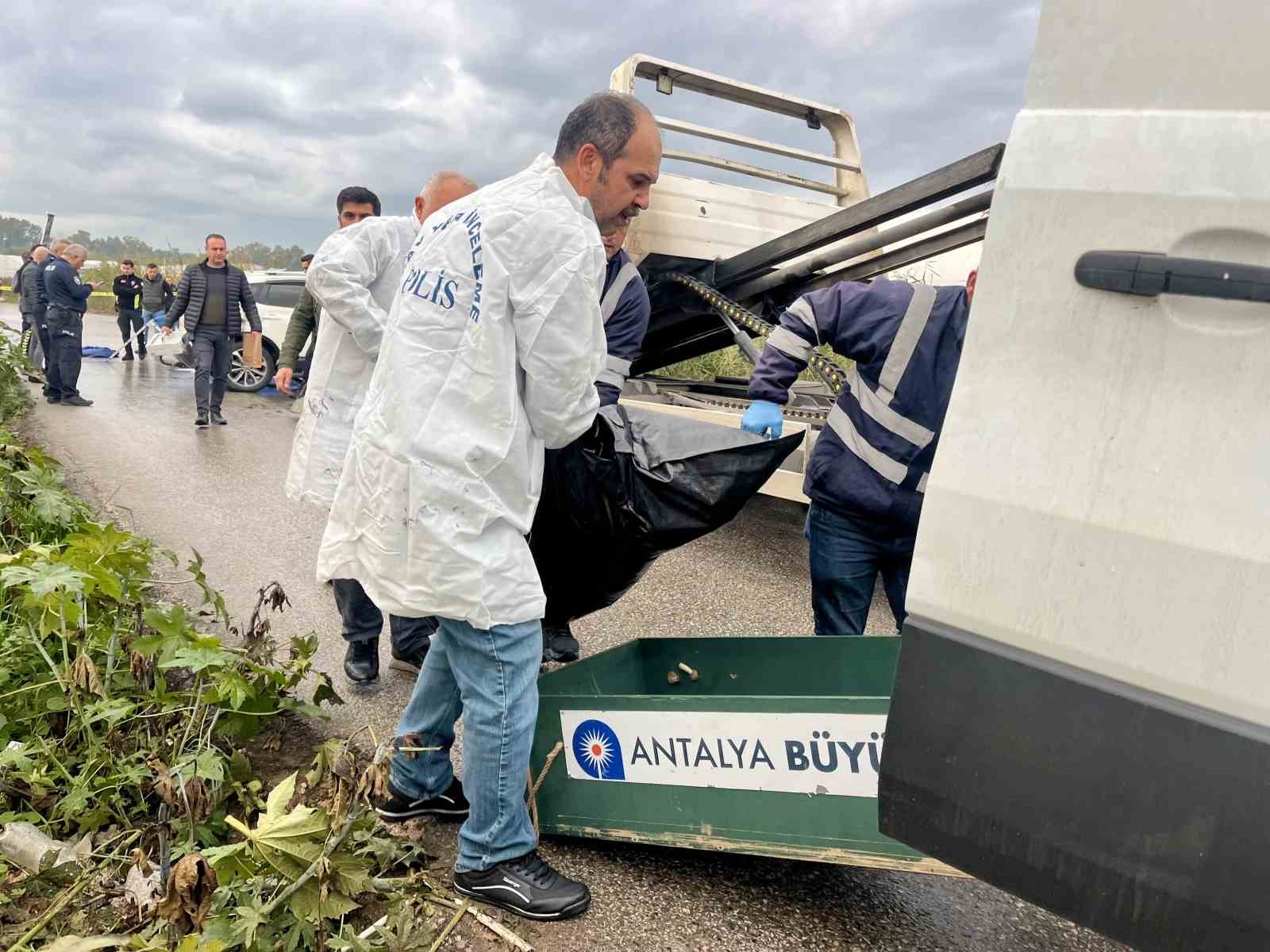gece evden otomobille ayrilan kadin dereye dusen otomobilde hayatini kaybetti 2 73tsZ86a