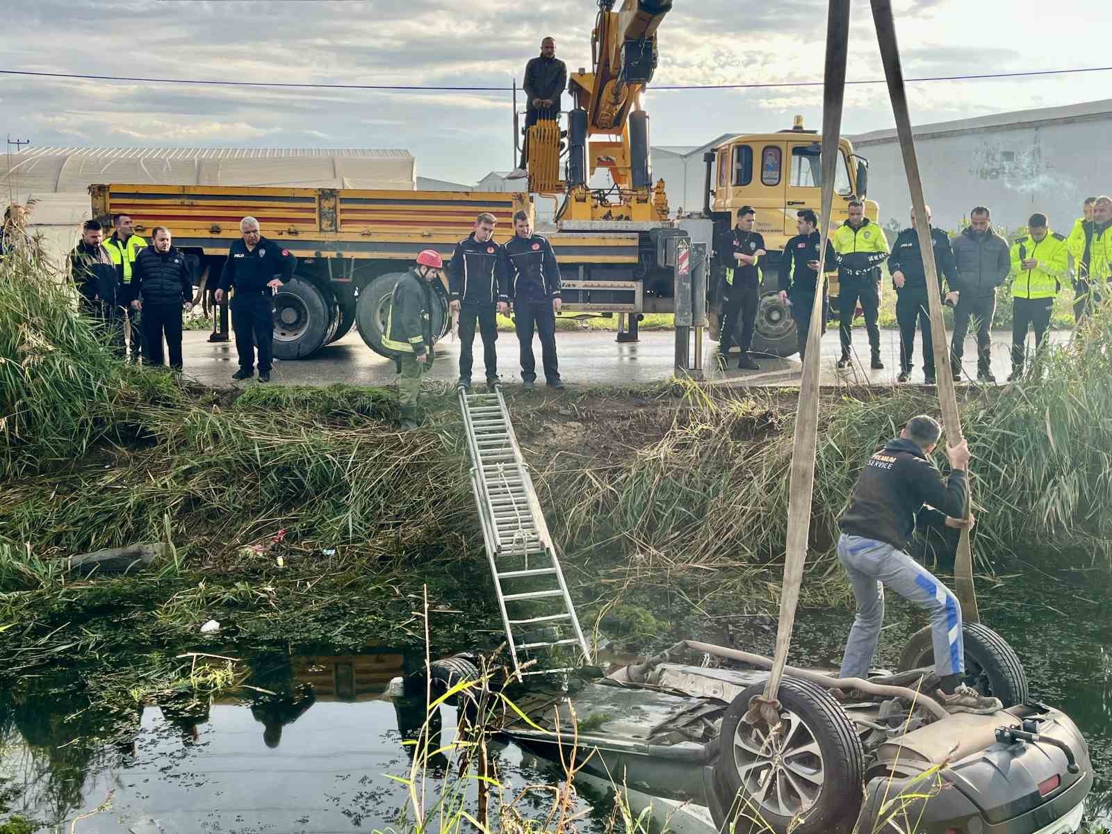 gece evden otomobille ayrilan kadin dereye dusen otomobilde hayatini kaybetti 7 8YvefabA