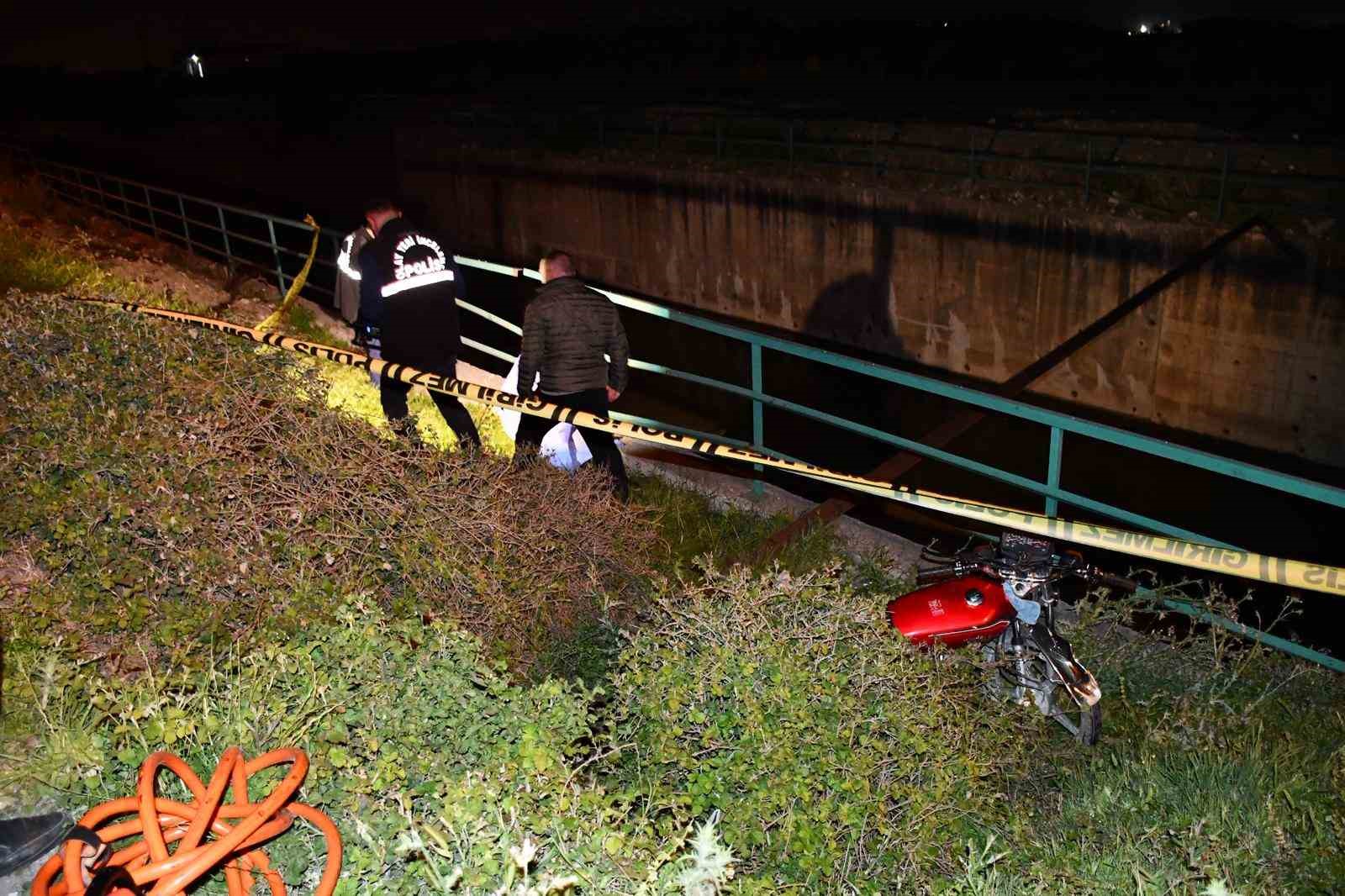 gece karanliginda sarampole ucan motosikletin 29 yasindaki surucusu oldu 0 CJeJr7Oh