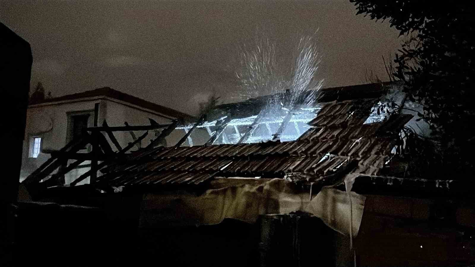 gece saatlerinde mustakil evde cikan yangin itfaiye ekiplerince sonduruldu 0 hbNvNepp