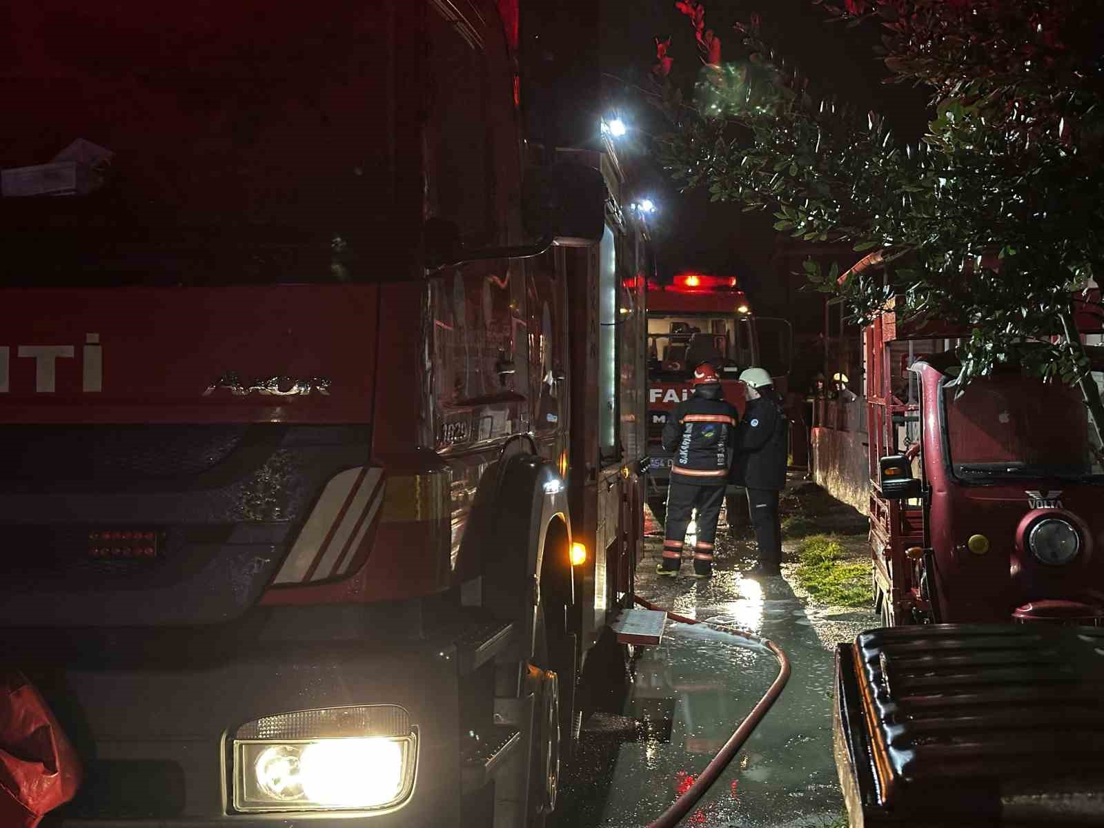 gece saatlerinde mustakil evde cikan yangin itfaiye ekiplerince sonduruldu 2