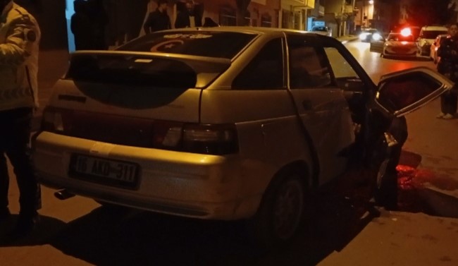 gece saatlerinde sikismali kaza 2 yarali 0 ezz1QGrk