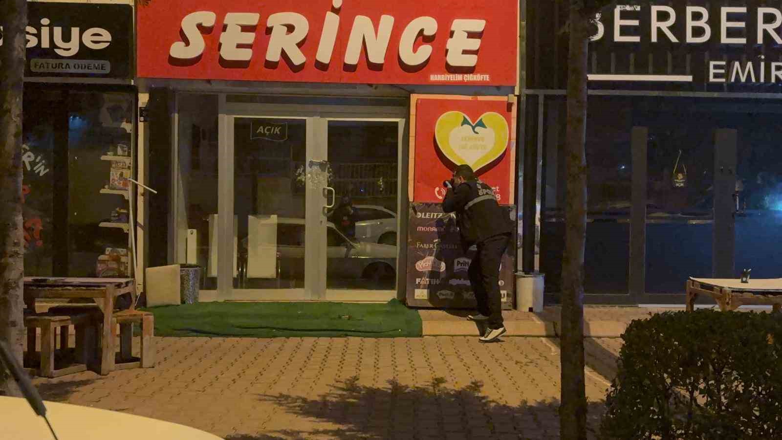 Gece yarısı çiğ köfte dükkanını kurşunlayıp, kaçtılar 5 gece yarisi cig kofte dukkanini kursunlayip kactilar 1