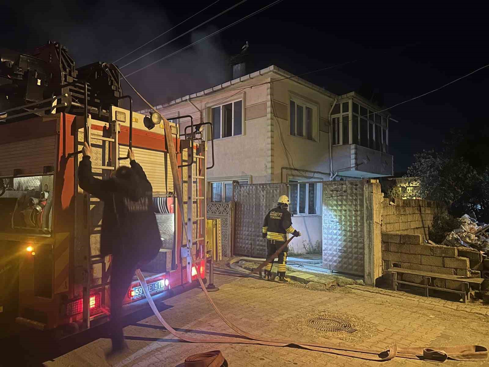 gece yarisi korkutan yangin evde uyuyan kisi kurtarildi 1 VZKH1qqv
