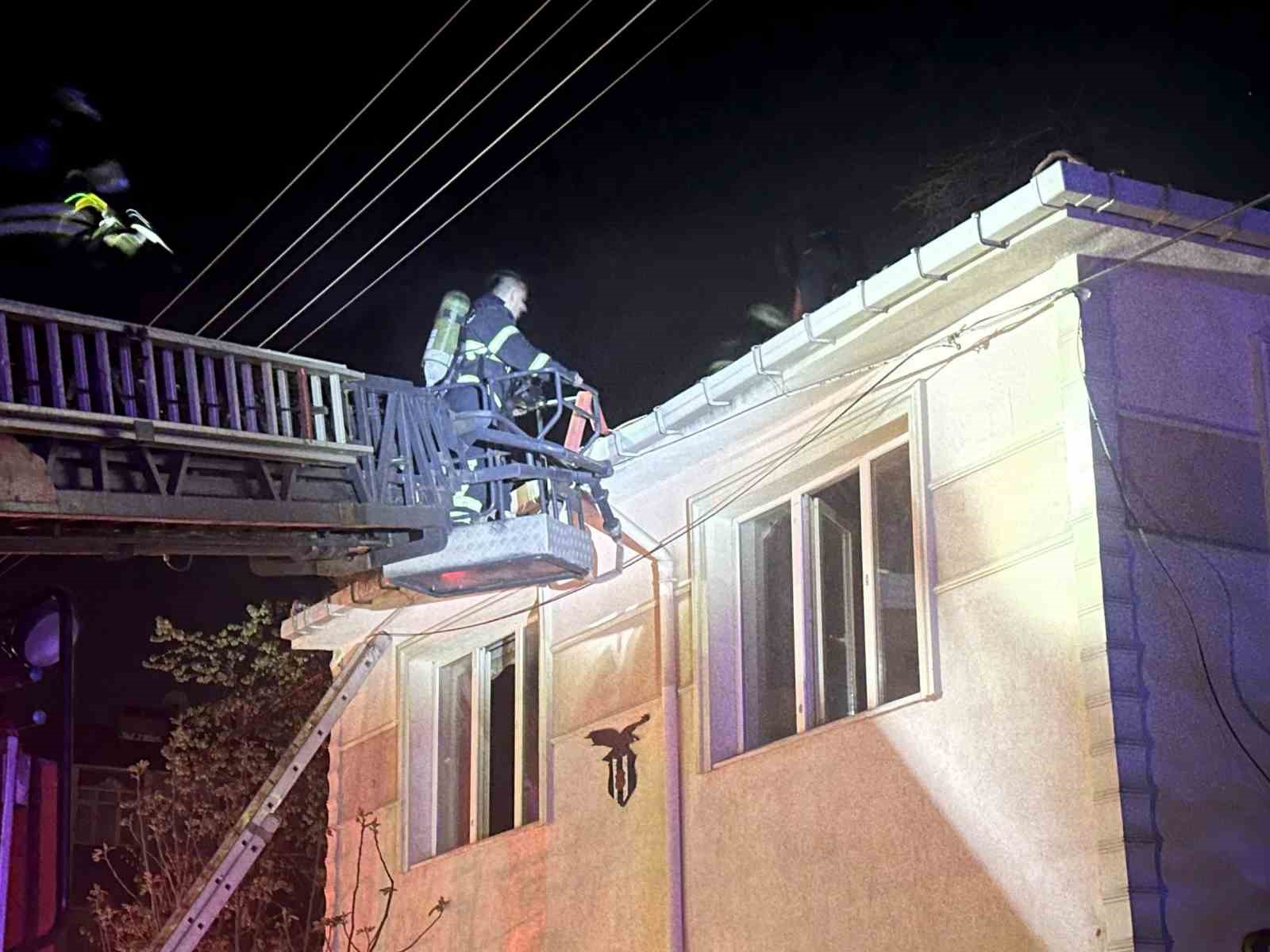 gece yarisi korkutan yangin evde uyuyan kisi kurtarildi 3 fYcU9MgJ