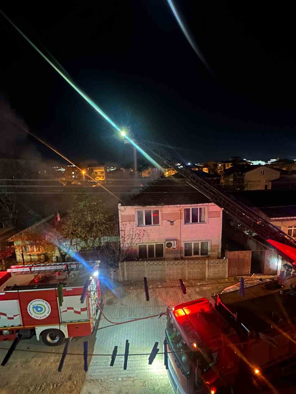 gece yarisi korkutan yangin evde uyuyan kisi kurtarildi 6 JmJylZJJ