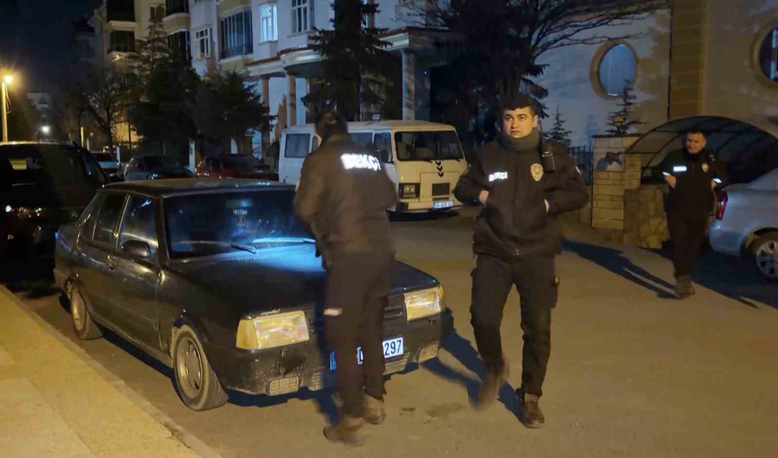 gece yarisi kornasi takili kalan arac mahalleyi ayaga kaldirdi 0 KG5Me9jt