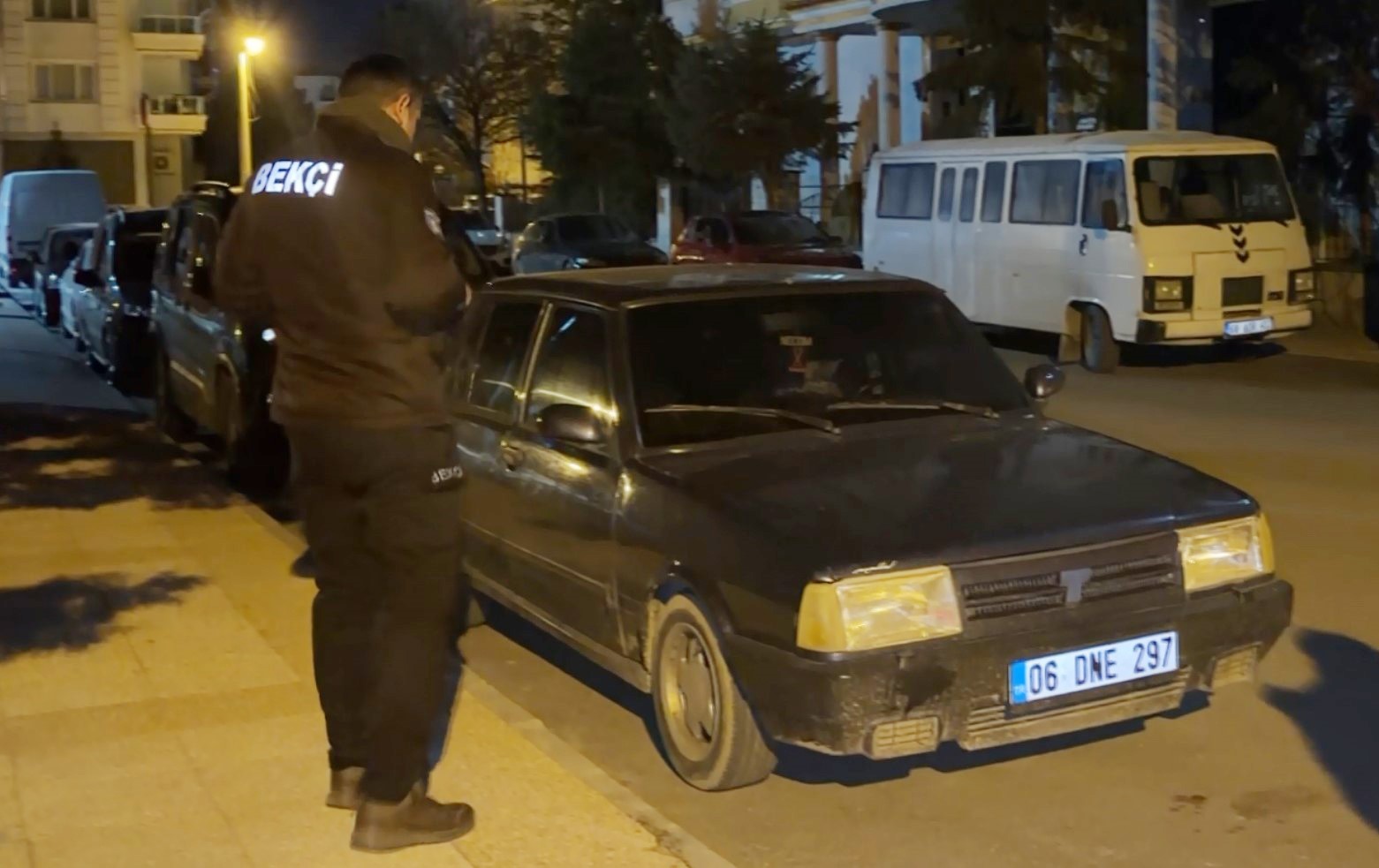 gece yarisi kornasi takili kalan arac mahalleyi ayaga kaldirdi 1 dqAeJIcr