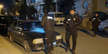gece-yarisi-kornasi-takili-kalan-arac-mahalleyi-ayaga-kaldirdi-EtMP4Eyj.jpg