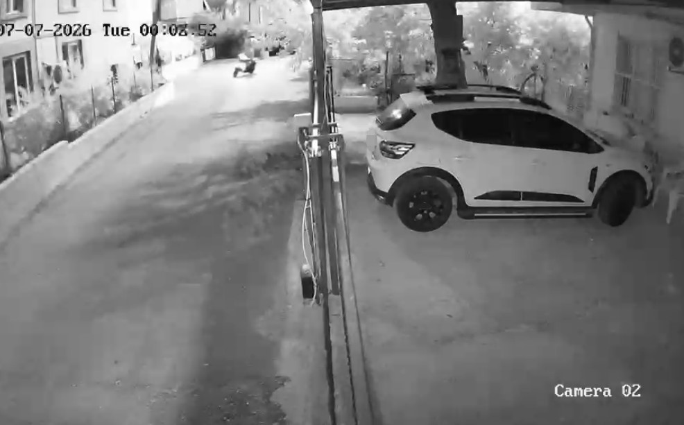 Gece yarısı patlatılan havai fişek, mahalleyi ayağa kaldırdı: Kimi deprem sandı, kimi maç var zannetti 5 gece yarisi patlatilan havai fisek mahalleyi ayaga kaldirdi kimi deprem sandi kimi mac var zdcsLKCa