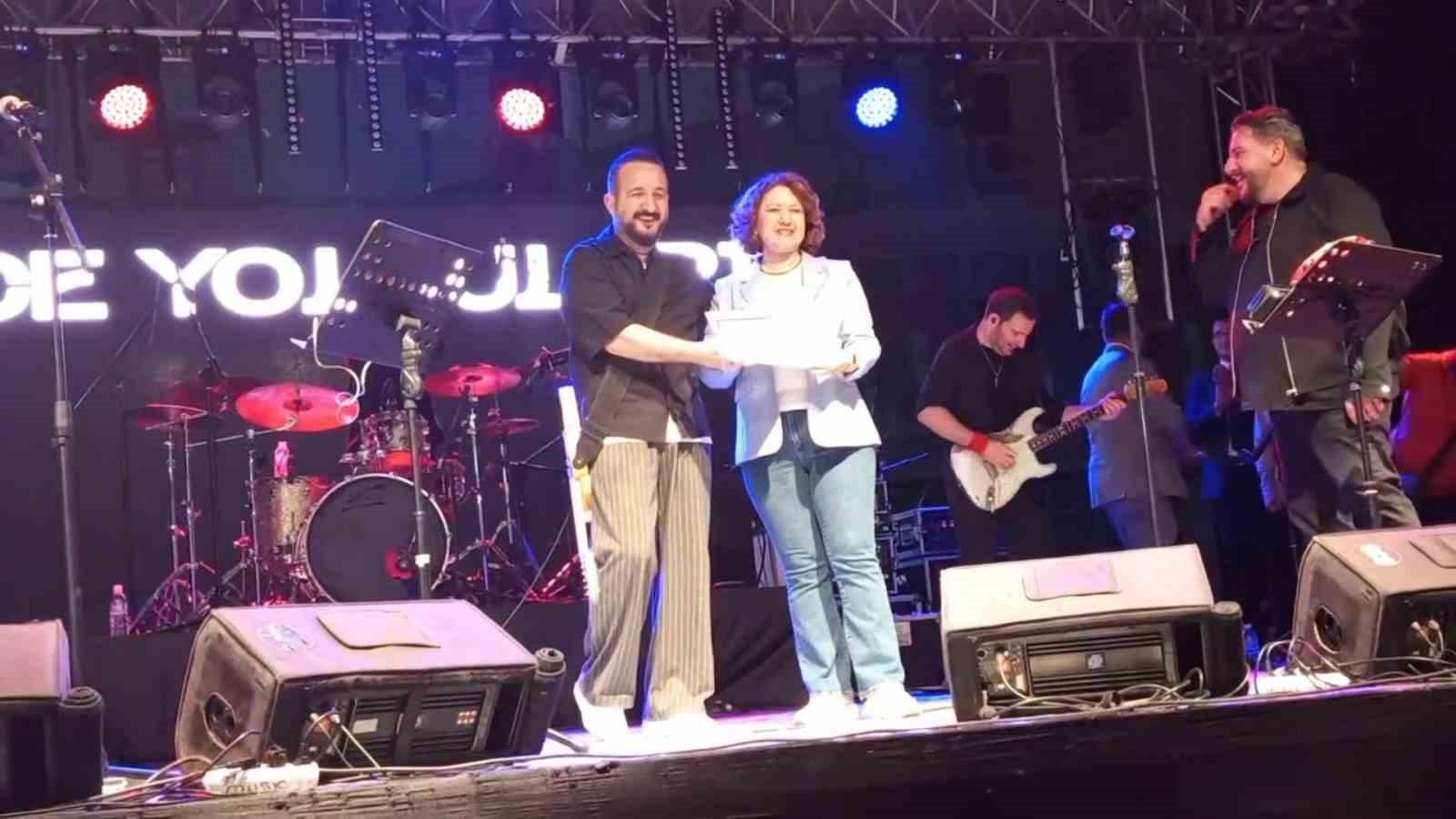 Gece Yolcuları’na sahnede sürpriz: Diplomalarını yıllar sonra aldılar 4 gece yolcularina sahnede surpriz diplomalarini yillar sonra aldilar 0 kMB8ciJe