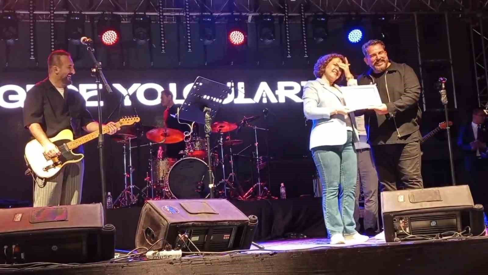 Gece Yolcuları’na sahnede sürpriz: Diplomalarını yıllar sonra aldılar 5 gece yolcularina sahnede surpriz diplomalarini yillar sonra aldilar 1