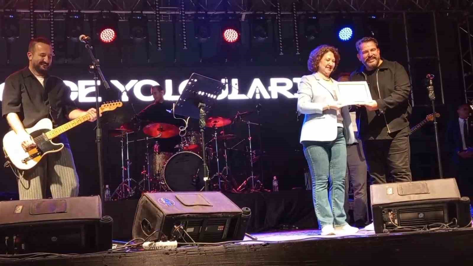 Gece Yolcuları’na sahnede sürpriz: Diplomalarını yıllar sonra aldılar 6 gece yolcularina sahnede surpriz diplomalarini yillar sonra aldilar 2 QjgVegyL