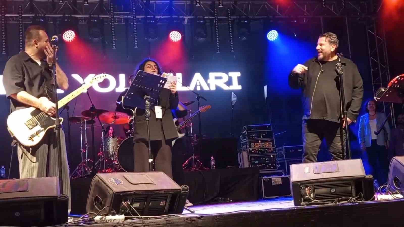 Gece Yolcuları’na sahnede sürpriz: Diplomalarını yıllar sonra aldılar 7 gece yolcularina sahnede surpriz diplomalarini yillar sonra aldilar 3 jHAeI6CQ